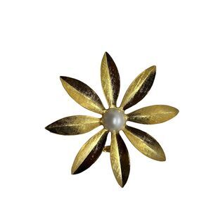 Daisy Brooch Pin Flower Gold Tone Riveted Back Vintage Faux Pearl Center Retro